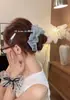 Dulce scrunchie de lunares de doble capa con malla y encaje de color contrastante, adecuado para coletas bajas y moños, un accesorio para el cabello moderno y versátil