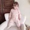 Mameluco de manga larga para bebé, adecuado para primavera y otoño, unisex, hecho de algodón puro, con escote cruzado, un diseño nuevo y elegante para salir