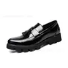 Zapatos de cuero puntiagudos brillantes con borlas para hombre a la moda, zapatos formales de negocios casuales transfronterizos, mocasines de suela gruesa para hombre europeos y americanos