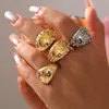 Anillo de diamantes geométricos de cara ancha con personalidad de moda para mujer, estilo británico, acero de titanio, oro de 18 quilates, elegante anillo de nicho sin color.