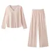 Conjunto de pijama de otoño para mujer con mangas largas y pantalones, con copas incorporadas, copas fijas, cuello en V de bloques de color, adecuado para usar fuera de casa como ropa de casa.