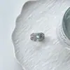 Anel Aberto Estilo Palácio Retro Zircônia Cor de Ovo de Pombo Design de Nicho Feminino Versão Larga Anel Ajustável de Diamante para Dedo Indicador