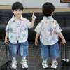 Conjunto de Verão para Meninos 2026 Novo Estilo Coreano Roupas de Verão Infantis Camisa de Manga Curta Streetwear Fresco e Estiloso Conjunto Fino de Duas Peças para Meninos Bebês