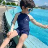 Traje de banho infantil de peça única, com mangas compridas, proteção solar e secagem rápida, para meninos, moda praia estilosa para fontes termais e natação em família