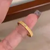 Impresionante anillo de diamantes vintage, diseño de nicho retro exquisito de lujo ligero con un toque de alta gama y artesanía intrincada