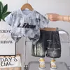 2026 Conjunto de Roupa Casual de Verão para Meninos com Manga Curta Conjunto de Duas Peças Fino Estiloso Lindo para Meninos Pequenos Roupas de Verão para Crianças Atacado