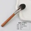 Novo Pincel de Blush em Formato de Coração com Cabo de Madeira em Formato de Língua, Pelo Animal, Pelo de Cabra, Pincel de Esfumar Iluminador Contorno Amigável para Iniciantes, Pincel de Maquiagem Cangzhou