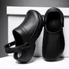 Pantuflas negro puro para hombre, verano, transpirables, para trabajo en cocina, impermeables, a prueba de aceite, para chef, suela gruesa, antideslizantes, zapatos de seguridad para trabajo