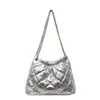 Bolsa de Ombro Plissada com Corrente de Couro Macio Grande Capacidade Moda Verão 2025 Nova Estilosa Casual Bolsa Simples de Balde