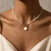 Collar de cuentas de vidrio con forma de corazón blanco y cierre de pinza de oro transfronterizo europeo y americano, estilo de lujo ligero, joyería exquisita original para mujeres en la temporada de bodas