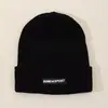 Chapéu com Patch Bordado Redondo Novo Estilo Outono e Inverno, Gorro de Tricô Moderno para Homens e Mulheres, Gorro Quente Versátil, Chapéu de Inverno de Marca da Moda para Mulheres