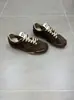 Couro Macio Retrô Tênis de Treino Alemão Feminino 2026 Verão Novo Bico Redondo Cadarço Versátil Tênis Esportivo Versátil Aumenta Altura Sapatos Femininos