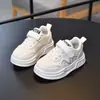 Nuevos Zapatos de Cuero con Paneles para Niños Primavera 2026 Zapatos Deportivos para Niños Estilo Coreano Suela Suave Zapatos Blancos para Niñas de 1 a 6 Años