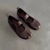 Sapatos Baixos de Solado Reto com Separação nos Dedos Estilo Pata de Porco Vintage Feminino Verão 2026 Novos Sapatos Mary Jane Moda Bico Redondo Pequenos Sapatos de Couro