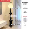 Lámpara de pie de columna romana de mediados de siglo, adecuada para sala de estar, colocada junto al sofá, dormitorio retro de estilo francés, creando un ambiente sofisticado y artístico