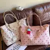 Bolsa tote feminina leve de alta qualidade, minimalista e com estampa de bolinhas rosa fresco, perfeita para o trajeto diário, uso cotidiano e estilo versátil, com grande capacidade e alça de ombro única