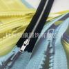 En stock Cremallera YKK No. Cremallera cerrada de metal, blanco, dorado y plateado brillante, de tela negra, de tres tiradores, 15-30 cm