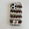 Otoño e Invierno Rayas de Felpa Coreana Adecuado para Funda de Teléfono Móvil Apple 17Promax Iphone16 Creativo 15 Todo Incluido 14 Duro