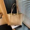 Bolso bandolera retro simple atmosférico para mujer 2025 otoño e invierno nuevo moderno de gran capacidad de un solo hombro