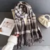 Lenço Xale Versátil Quente Outono e Inverno em Falso Caxemira Artístico e Elegante Estilo Coreano com Franjas Xadrez para Mulheres