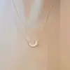 Collar con colgante de luna chapado en oro con diamantes completos estilo coreano y japonés para mujer, moda de lujo ligero con un toque de alta gama, cadena para la clavícula de media luna de circonita