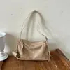 Bolso de hombro retro estilo coreano, versátil para cualquier atuendo, perfecto para otoño, con gran capacidad, elegante, casual y que irradia una sensación de alta gama.; una bolsa de almohada cruzada