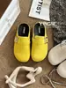 Preço Especial Liquidação Sandálias de Verão com Solado Grosso Slip-On Biqueira Fechada Tendência Birkenstock Mulas Retrô Chinelos Casuais para Uso Externo Feminino