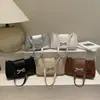 Nuevo diseño de moda con lazo, simple, casual, retro, color liso, bolso pequeño cuadrado de un solo hombro para debajo del brazo de verano 2026 para mujer