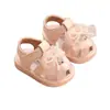 Sandálias Infantis Femininas Primavera 2026 Laço de Pérola Solado Macio Antiderrapante Fechadas para Meninas Pequenas Sapatos de Verão