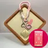 Regalo de Moda Paz y Alegría Llavero para Teléfono Móvil Colgante para Bolso Dibujo Animado Joyería Creativa Set de Caja de Regalo de Gama Alta