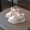 Zapatillas deportivas para niños, nuevos modelos de otoño, zapatillas de correr a la moda y ligeras para niñas, zapatillas antideslizantes de suela blanda para niños, zapatos blancos transpirables