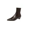 Botas femininas curtas versáteis estilo coreano chique com salto gatinho bico fino delicado outono e inverno 2026 salto baixo grosso cano elástico que abraça a perna