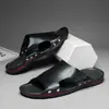 Sandálias Masculinas Modernas Estilo Coreano para Uso Externo, Chinelos Masculinos de Couro, Calçados de Verão para Uso Externo, Chinelos Masculinos Personalizados para Praia