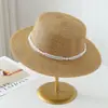 Chapéu de Palha Novo Modelo 26 Anos com Decoração de Pérolas e Topo Plano para Mulheres, Primavera e Verão, Estilo Simples e Sofisticado, Versátil para Uso Diário, Respirável e Protetor Solar