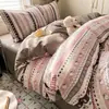 Conjunto simples de quatro peças em fio bouclé Classe A de alta qualidade, conjunto de três peças confortável para dormitório, roupa de cama macia e aconchegante para uma boa noite de sono, design de desenho animado para atacado