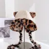 Chapéu de Tricô com Franjas Estampa de Leopardo Moda para Mulheres Inverno Quente Lã Simples Versátil Gorro Tendência