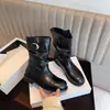 Nuevas botinetas estilo retro 2026 con diseño que aumenta la altura, que cuentan con una hebilla de cinturón, tacón grueso, suela gruesa, detalle plisado estilo western y estilo de bota de caballero.