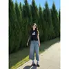 Precioso Conjunto Estilo Universitario para Mujer Verano 2026 Top de Hombro Derecho Delgado Favorecedor Camiseta Combinado con Pantalones de Mezclilla Cortos