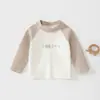 Camiseta de bebê tipo A, sem costura, gola redonda, manga longa, macia, 100% algodão, para primavera, outono e inverno, adequada para meninos e meninas, um top versátil