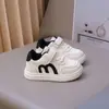 Zapatillas blancas de moda para niños y niñas, estilo casual nuevo para 2026, zapatos de bebé, zapatos de primavera de suela blanda