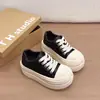 Tênis estudantil de sola grossa, sapatos brancos versáteis para mulheres, perfeitos para baixinhas, estilo plataforma, coleção primavera/outono 2026, novo design casual, super macio e estiloso