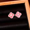 Aretes de Botón de Flor de Trébol de Cuatro Hojas de Placa de Circonita Cúbica Plateada Aretes de Lujo Ligero con Sensación de Gama Alta Aretes Elegantes de Temperamento Accesorios de Aretes Versátiles de Moda