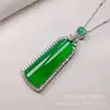 Pingente de Jade Gelo de Alta Qualidade com um Colar com Pingente de Jade Verde da Paz, Apresentando um Design Simples e Elegante com um Pingente Totalmente Incrustado de Verde