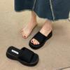 Pantuflas gruesas para mujer, ropa de verano 2025, nuevas sandalias populares en Internet, súper populares para mujer con falda, zapatos de playa de tacón alto.