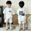 Camiseta Popular Estilosa de Manga Curta 100% Algodão para Meninos, Nova Moda de Verão Versátil Tendência para Bebês e Crianças