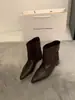 Outono e Inverno 2025 Novo Estilo Bico Fino Salto Escondido Slip-On Moda Botas Curtas para Mulheres Botas Chelsea Retrô Botas Únicas Botas Martin