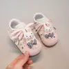 Zapatillas de entrenamiento para niñas estilo coreano modelo primavera y otoño 2026 zapatillas de princesa para niños zapatos para caminar de bebé zapatillas lindas de dibujos animados
