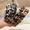 Nova Faixa de Cabelo Tecida à Mão com Estampa de Leopardo para Outono e Inverno, com Bordas Largas e Topo Alto de Caveira, Faixa de Lavar Cabelo de Alta Qualidade com Sensibilidade à Pressão