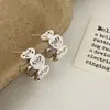 Brincos de Tarraxa em Forma de Coração com Design Vazado Versátil para o Dia a Dia, Estilo Fashion, Temperamento de Luxo Leve e Personalidade de Nicho de Alta Qualidade