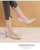 2026 Primavera/Outono Novo Estilo Elegante Fivela G Bico Fino Salto Agulha Sapatos Femininos Individuais Couro Macio Preto Versátil para o Trabalho e Trajeto Sapatos de Moda